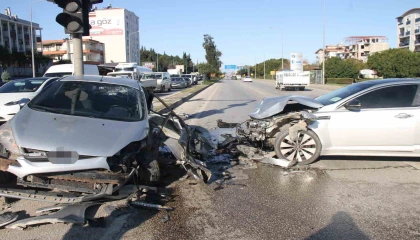 Serikte iki otomobil çarpıştı:2 yaralı