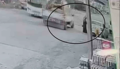 Seyir halindeki pikabın açılan kapağı kadının kafasına çarptı... O anlar kamerada