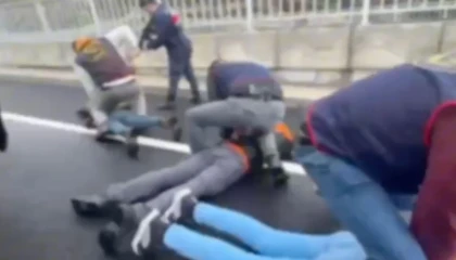 Silahla tehdit edilerek evine girilen kadının ellerini bağlayıp yüz tanıma sistemiyle hesabından 18 bin euro çektiler