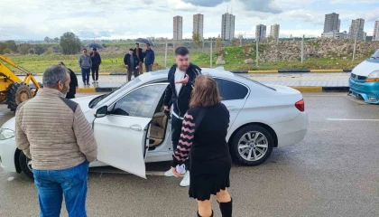 Tapulu arazilerine yol yapılan vatandaşlar, yolu kapatınca bir kişi silah gösterip geçti