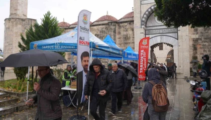 Tarsusta 6 Şubat depremlerinin yıl dönümünde helva ikramı yapıldı