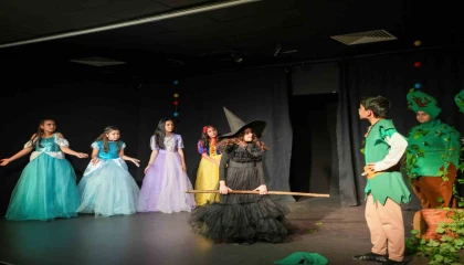 Tarsusta çocuklardan anlamlı tiyatro gösterisi