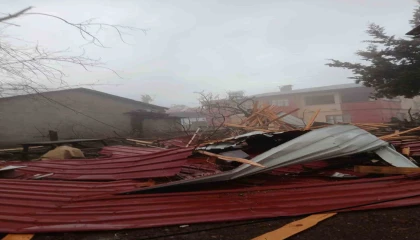 Tarsusta yağmur ve fırtına hayatı olumsuz etkiledi