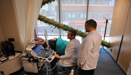 Tekerlekli sandalyeyle getirilen hasta tedavi sonrası yürüyerek çıktı