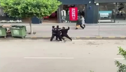 ‘Telefonumun ekranına baktın kavgasında sokak boks ringine döndü