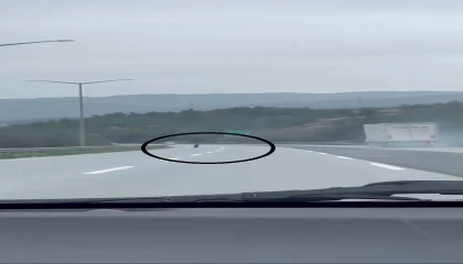 Tırdan fırlayan lastik otobanda yüzlerce metre ilerledi