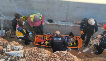 Toprak zemin kaydı, 3 metreden düşüp yaralanan inşaat işçisini ekipler kurtardı