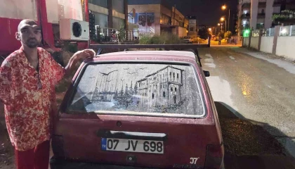 Tozlu araç görünce dayanamıyor, camları sanat eserine dönüştürüyor