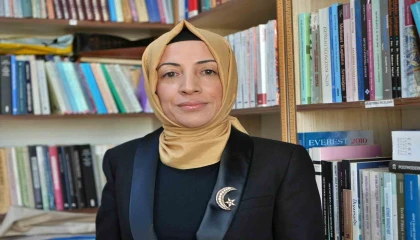 Üniversiteye girebilmek için çıkardığı başörtüsüyle akademisyen olarak kürsüye çıktı