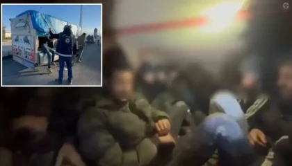 Üzeri hayvan dışkısıyla kapatılan kamyonetin gizli bölmesinden kaçak göçmen çıktı