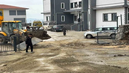 Vatandaş ‘Zor olamaz diye paylaştı, Hatay Büyükşehir Belediyesi öğrencilerin okul yolunu temizledi