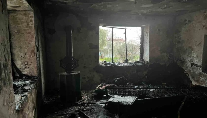 Yangına uykuda yakalanan yaşlı kadın hastaneye kaldırıldı