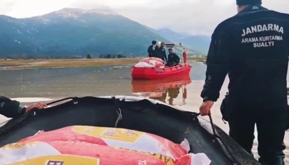 Yaylada mahsur kalan çoban ve yüzlerce hayvana botla yem ile erzak taşıdılar