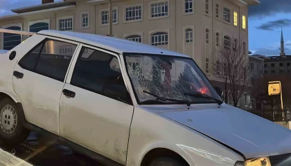 Yolun karşısına geçerken otomobilin çarptığı kadın ağır yaralandı: Kaza anı kamerda