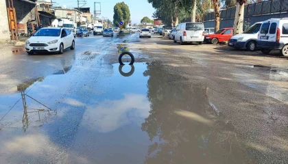 Yüreğirde yol isyanı: Belediye çukuru kapatmayınca vatandaş lastikle önlem aldı