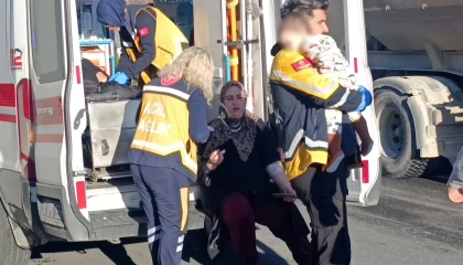 Zincirleme kazada annesi yaralanan bebek 112 görevlisinin kucağında annesini bekledi