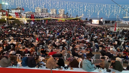 10 bin kişi deniz kenarında iftarda buluştu