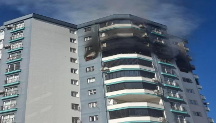 10uncu katta yangın: Polis, havaya ateş açarak vatandaşları uzaklaştırdı