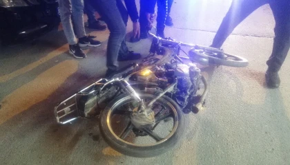 14 yaşındaki motosiklet sürücüsünün akrobasi tutkusu kazaya neden oldu: 2 yaralı