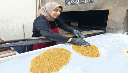4 çocuk annesini gören şaşırıyor: Elinde küreği lahmacun ustalığı yapıyor