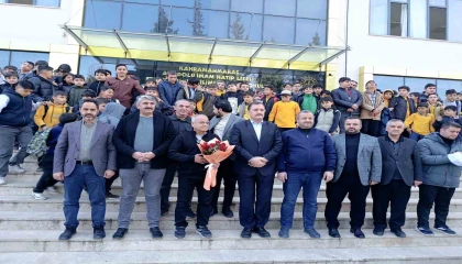 40 yıllık öğretmen duygusal törenle emekliye uğurlandı