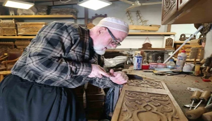 49 yıldır oymacı sandık ustalığı yapıyor