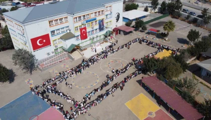 Adanada ara tatile giren öğrenciler okul bahçesinde bayramlaştı