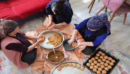 Adanada bayram sofralarının vazgeçilmezi içli köfte mesaisi başladı