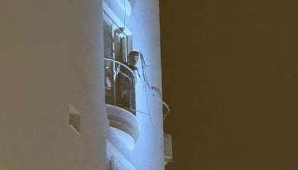 Adanada bir genç elindeki kolonya şişesiyle dehşet saçtı: Kendimi ve evi yakacağım