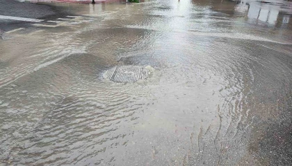 Adanada içme suyu borusu patladı, cadde göle döndü
