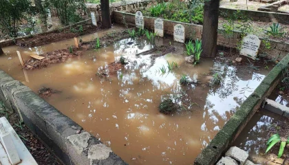 Adanada mezarlık sular altında kaldı, vatandaşlar mezara poşetle girdi