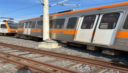 Adanada raydan çıkan metro vagonu direğe çarptı