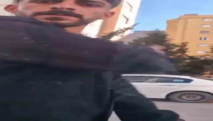 Adanada trafikte yol verme kavgasında aracın önünü kesip saldırdılar