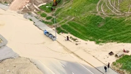 Adanada yağmur hayatı felç etti: Dereler taştı, yollar göle döndü