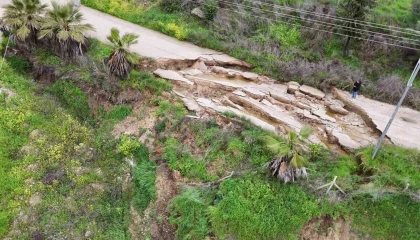 Adanada yağmur heyelana neden oldu, yol çöktü