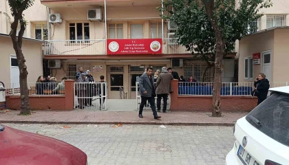 Adanada yol kesip bıçakla saldırdılar: 17 yaşındaki çocuk öldü, 2 ağabeyi yaralandı