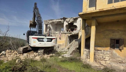 Akdenizde metruk binalar bir bir yıkılıyor