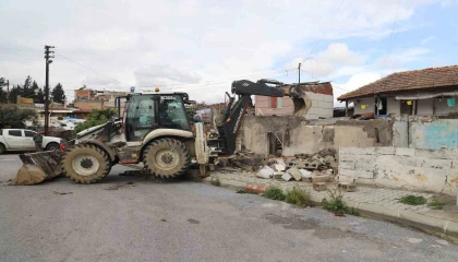 Akdenizde tehlike saçan metruk yapılar yıkılıyor
