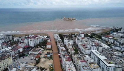 Akdenize akan sel suları Kızkalesi çevresini kahverengiye bürüdü