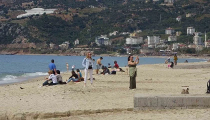 Alanyada bayram arifesinde hava sıcaklığı 20 dereceye ulaştı, tatilciler soluğu sahilde aldı