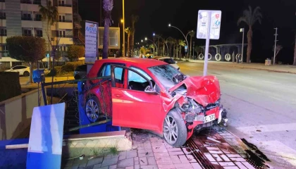 Alanyada iki otomobil çarpıştı: 3 yaralı