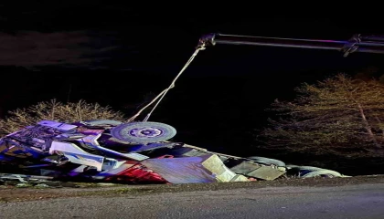 Alanyada kamyon şarampole devrildi: 1 ölü, 1 yaralı