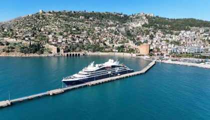 Alanyaya Fransız bayraklı kruvaziyer demir attı