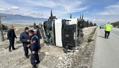 Alkollü sürücünün kullandığı tır yan yattı: 1 yaralı