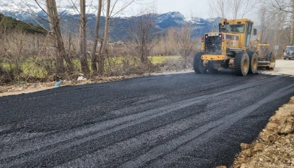 Andırında yoğun yağışlar nedeniyle bozulan yola sıcak asfaltla tamir