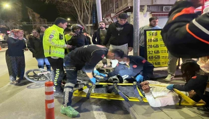 Aniden duran otomobile motosiklet çarptı: 1 yaralı