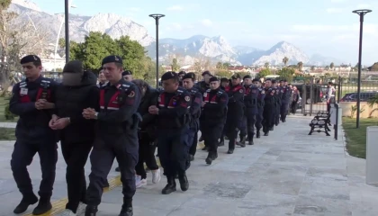 Antalya merkezli 3 ilde gözaltına alınan 25 şüpheliden 14ü adliyeye sevk edildi