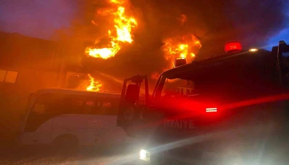 Antalyada inşaat malzemeleri deposunda yangın