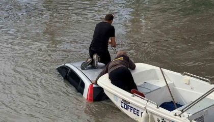 Antalyada kontrolden çıkan otomobil ırmağa uçtu