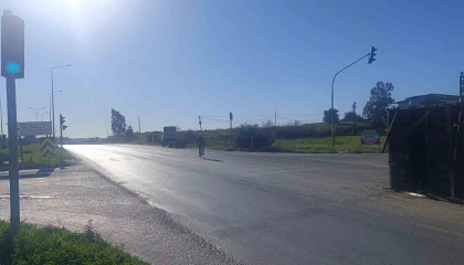 Antalyada muz yüklü kamyonun kasası yola savruldu